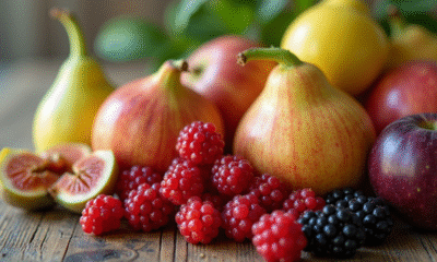 Assortiment de fruits avec figues et groseilles indiennes