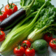 Assortiment de légumes colorés avec E sur une assiette