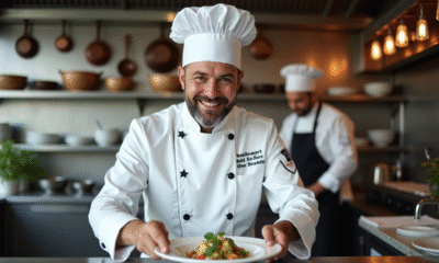 Chef en cuisine moderne souriant en dressant un plat
