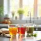 Cuisine moderne avec cups de mesure remplis de liquides colorés