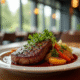Entrecôte grillée avec légumes et herbes fraîches dans un restaurant lumineux