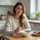 Femme souriante préparant un snack sain dans la cuisine