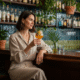 Femme élégante dégustant un spiritueux exotique dans un bar chic