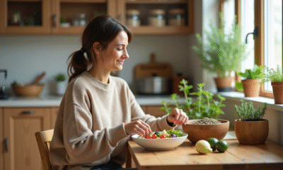 Femme préparant une salade vegan dans une cuisine chaleureuse