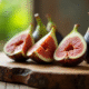 Figues fraîches tranchées sur planche en bois rustique