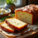 Gâteau tranché avec chorizo et feta sur une table en bois