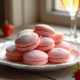 Gâteau biscuit rose de Reims présenté sur une assiette en porcelaine