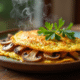 Omelette aux girolles dorées sur assiette rustique