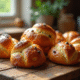 Pain aux raisins doré et frais sur une table en bois