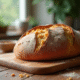 Pain de campagne doré refroidissant sur une planche en bois