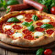 Pizza chorizo fraîche sur une table en bois avec ingrédients