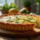 Quiche courgette fraîche sur table en bois en lumière naturelle