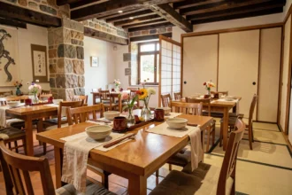 Salle de restaurant japonais en Nouvelle-Aquitaine avec décoration minimaliste et touches basques